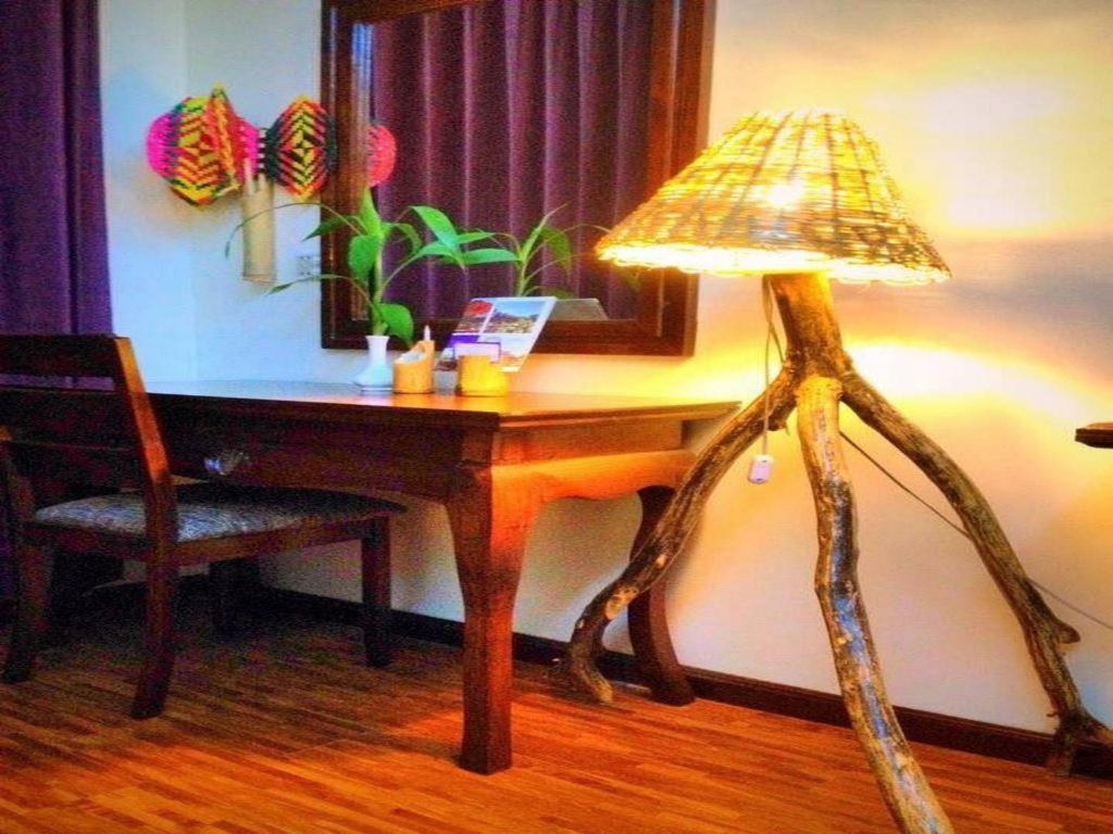 Mr Charles River View Lodge Hsipaw Esterno foto