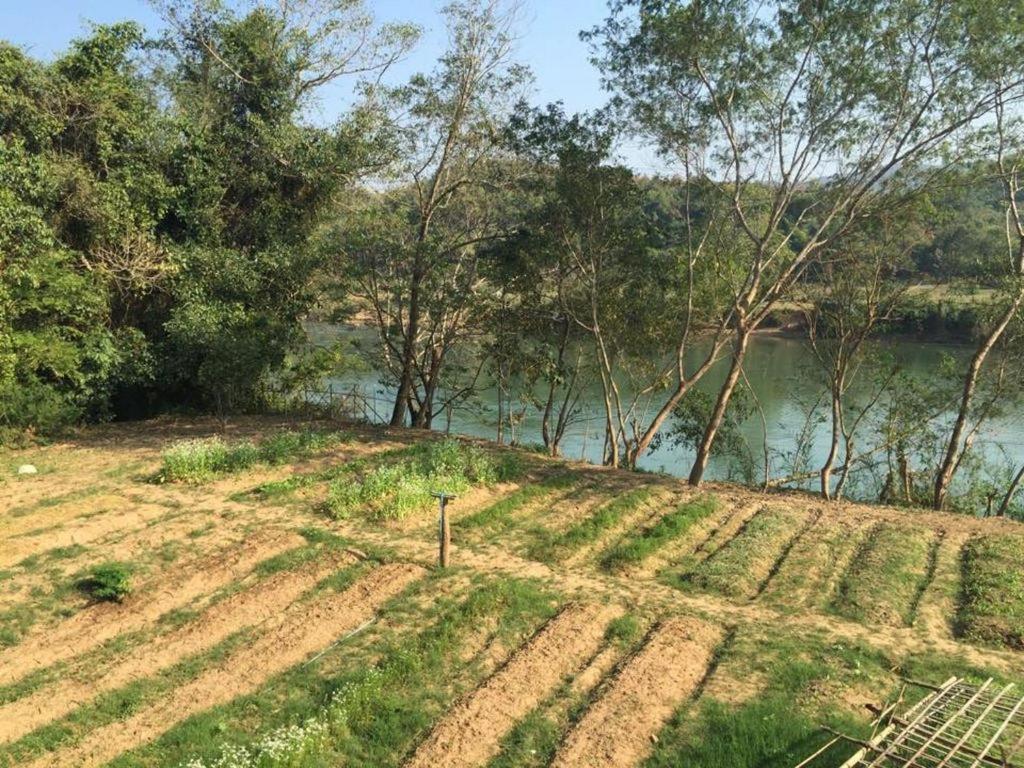 Mr Charles River View Lodge Hsipaw Esterno foto