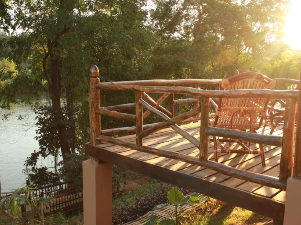 Mr Charles River View Lodge Hsipaw Esterno foto
