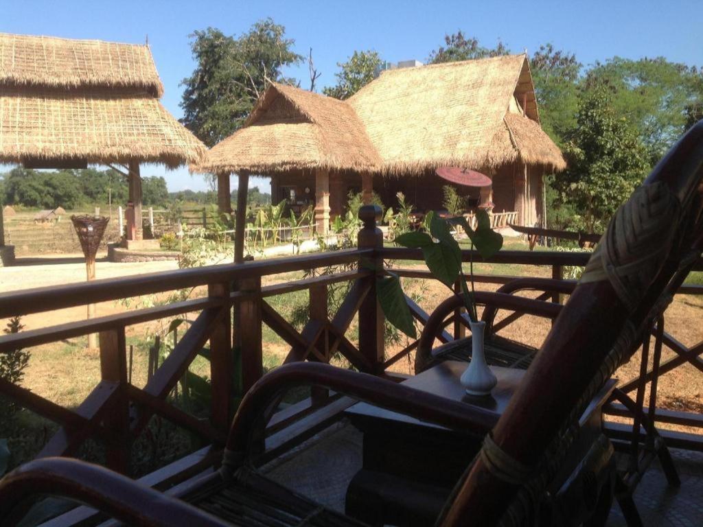 Mr Charles River View Lodge Hsipaw Esterno foto