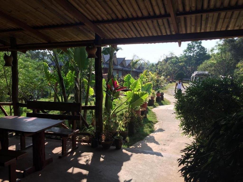 Mr Charles River View Lodge Hsipaw Esterno foto