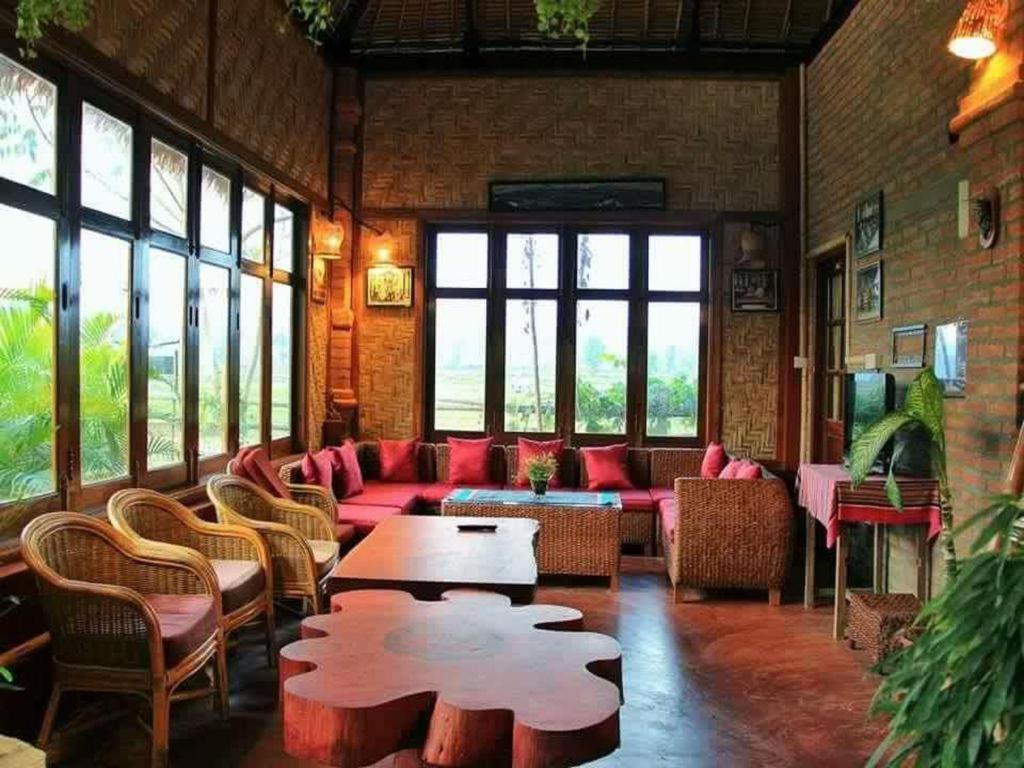 Mr Charles River View Lodge Hsipaw Esterno foto