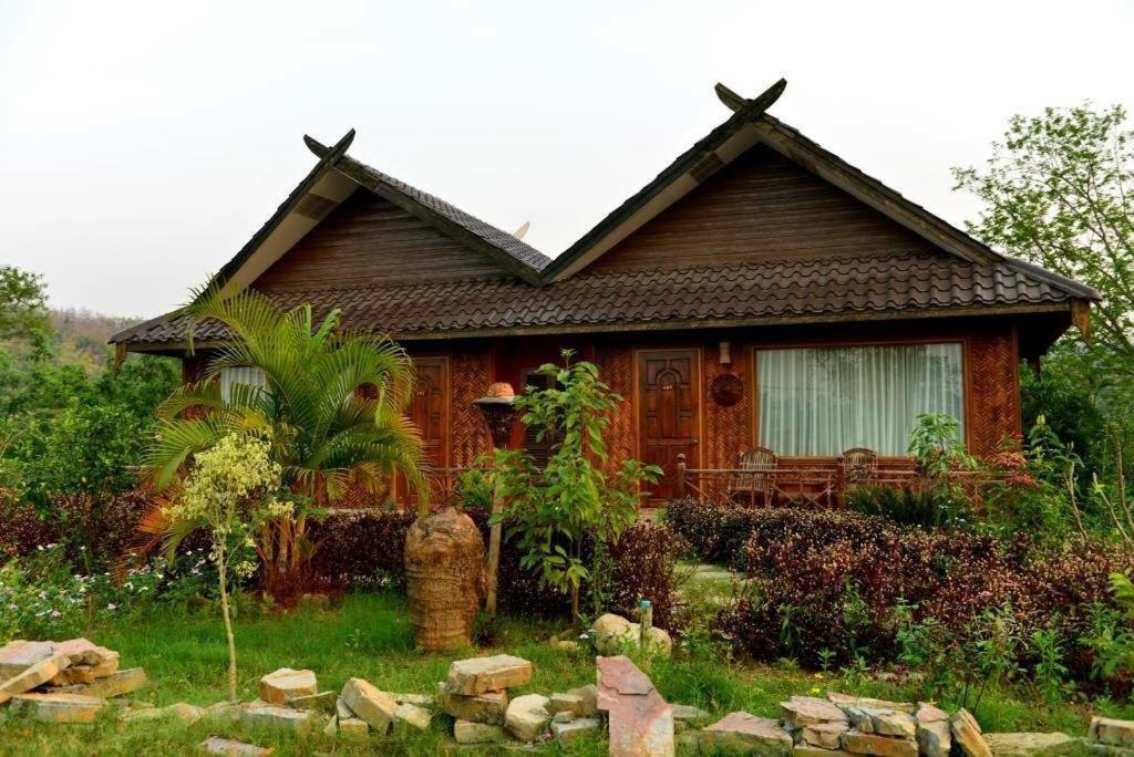 Mr Charles River View Lodge Hsipaw Esterno foto