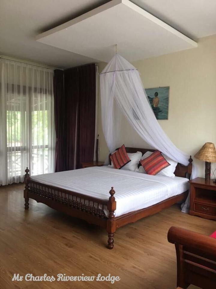 Mr Charles River View Lodge Hsipaw Esterno foto