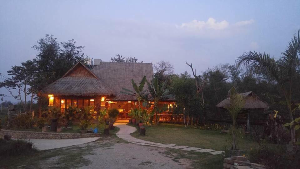 Mr Charles River View Lodge Hsipaw Esterno foto
