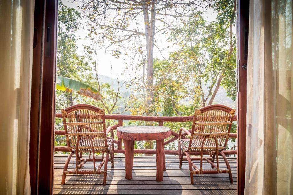 Mr Charles River View Lodge Hsipaw Esterno foto